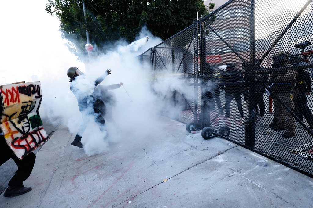 Police arrest dozens after LA No Kings graffiti urges ICE killings