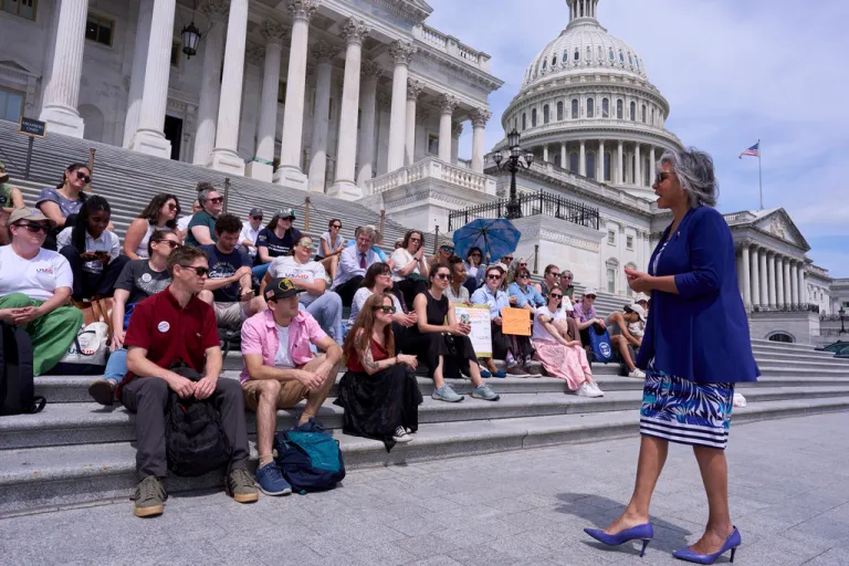 Rep. Robyn Kelly speaks with former federal workers.
