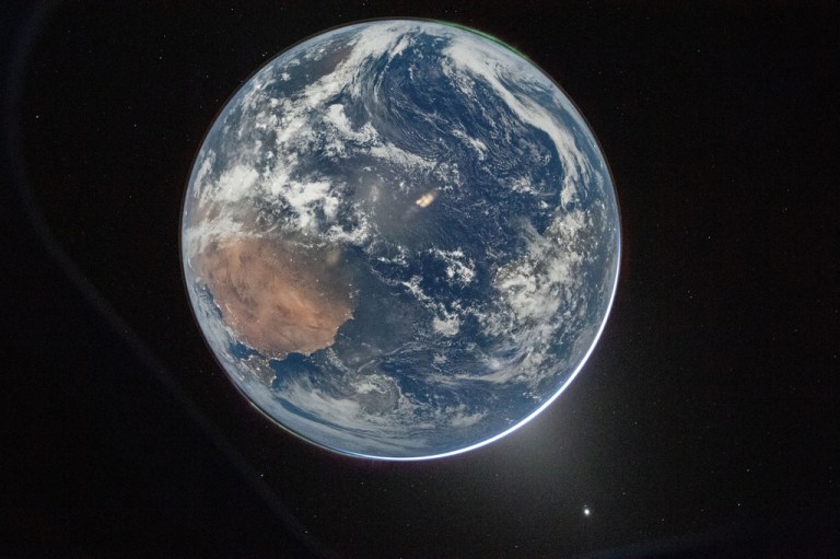 Picture of Earth from Artemis II